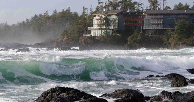 tofino-fall-season-storm-watching