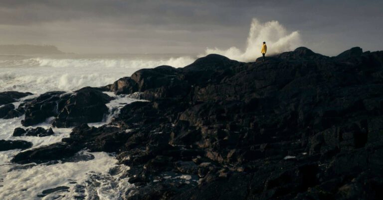 tofino-fall-season-storm-watching