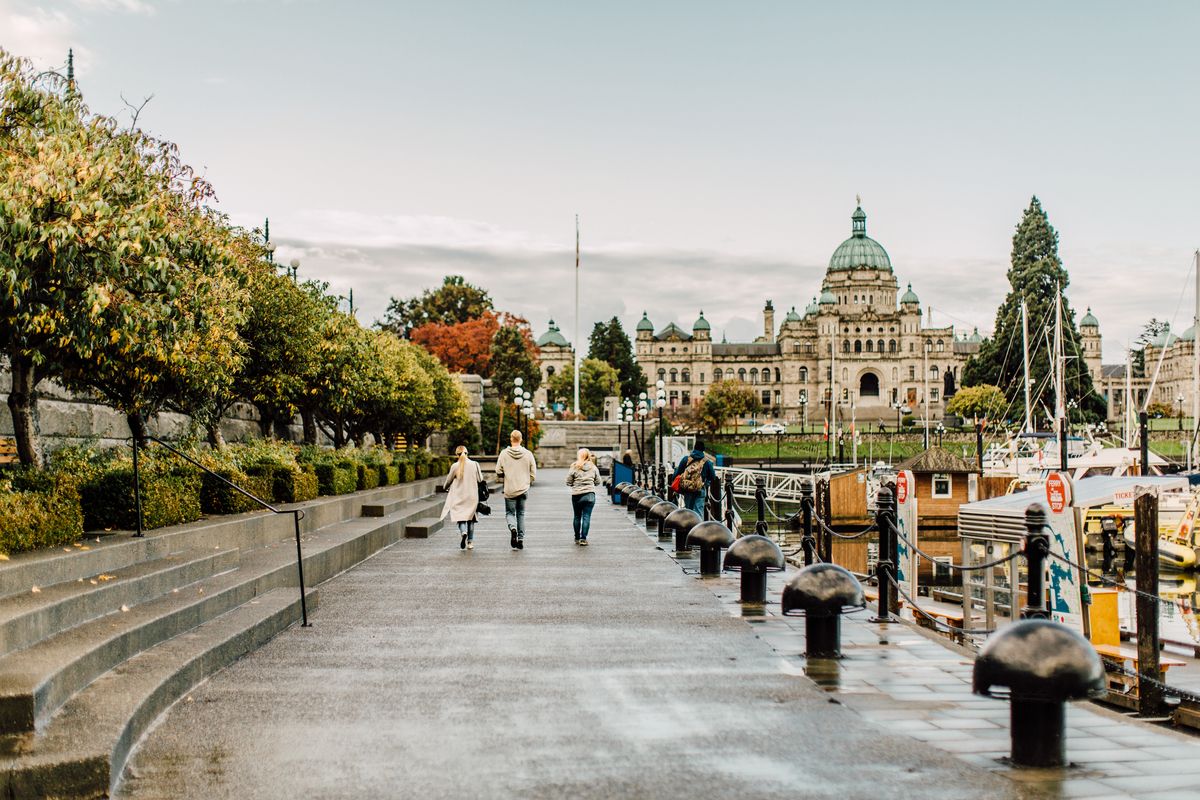 downtown-victoria-harbour-walkway_DBC